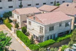 دار للايجار 324م في قریة انکلیزیة