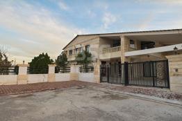 Villa 900m for Sale in Family Land