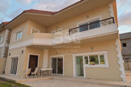 House for Sale 550m in Global City