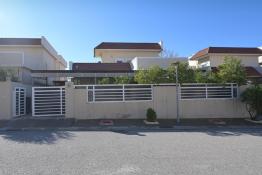 House 300m for Rent in Global City