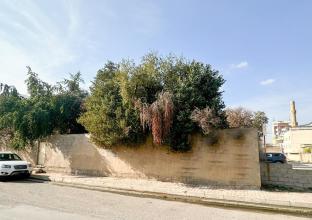 دار للبيع 702م في شارع اطباء 