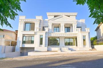 Villa 490m for Sale in American Village