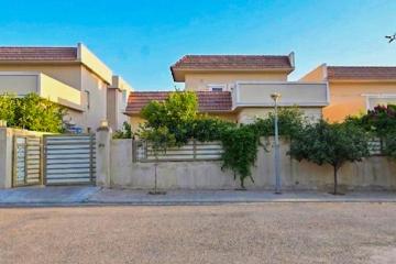 House 300m for Sale in Global City