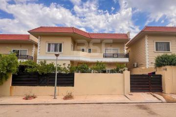 House 300m for Sale in Global City