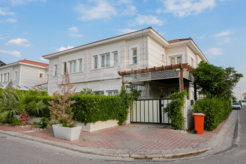 House for Sale 200m in Hiwa City